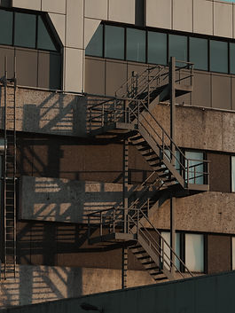 Escada metálica de incêndio