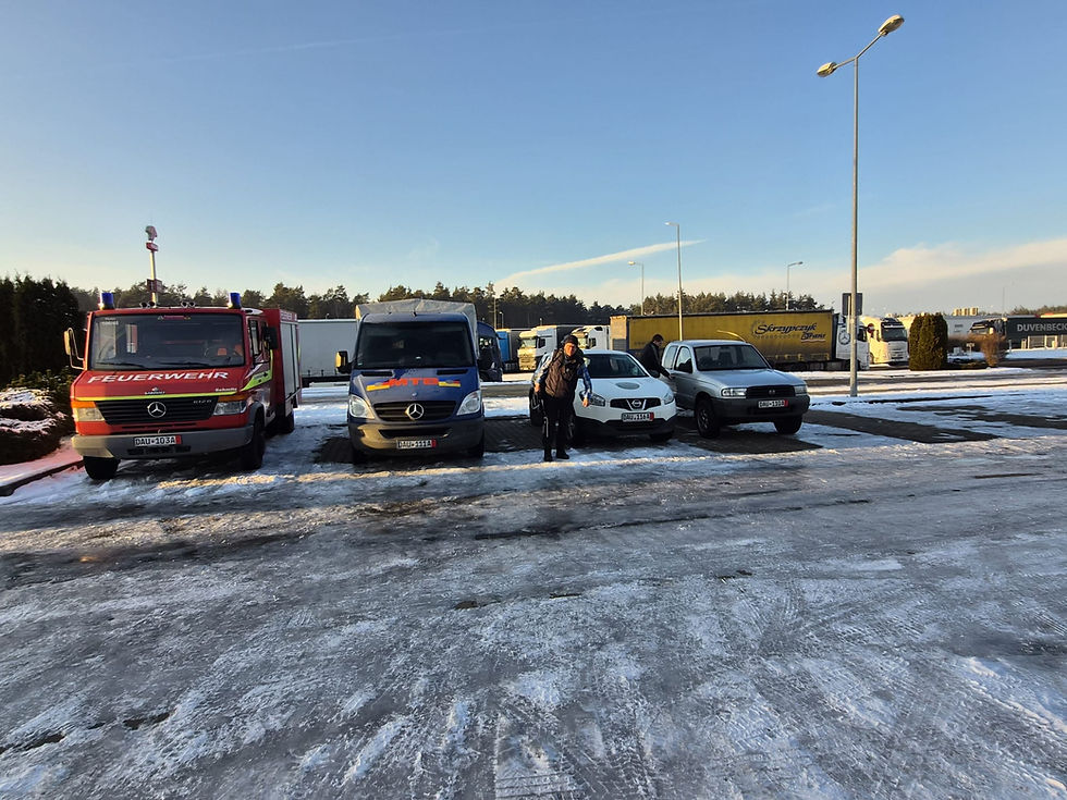 Sammelpunkt in Polen. Die 40-Tonner sind hier nicht zu sehen aber ebenfalls gut angekommen. Morgen geht es gemeinsam weiter.