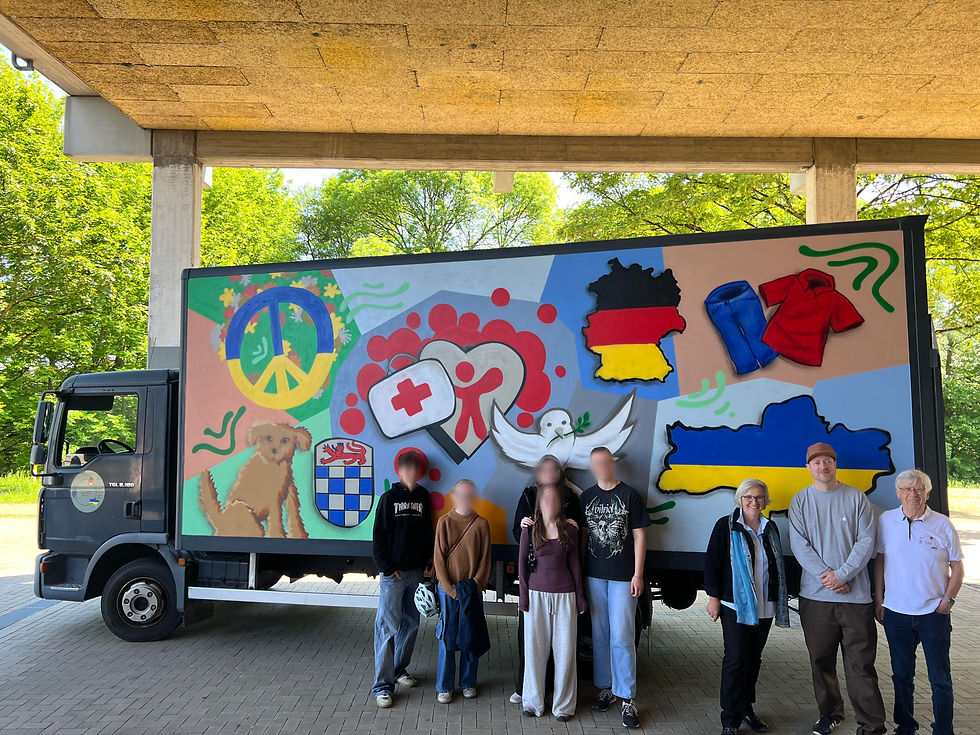 Präsentationstag auf dem Schulhof. Das Endergebnis kann sich sehen lassen finden wir.