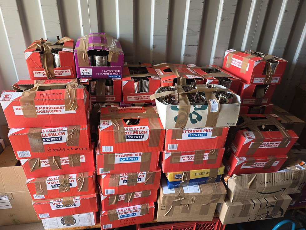 Verpackt und bereit zum Transport. Diese Kerzen werden als Teil der Ladung des nächsten Konvois im September/Oktober in die Ukraine fahren