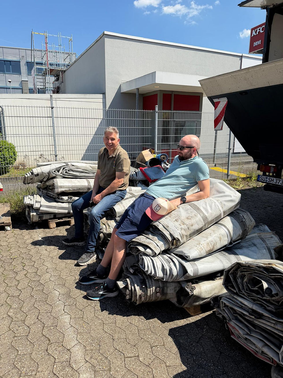 Das Verladen der tonnenschweren LKW-Planen forderte vollen Körpereinsatz von unseren Helfern.