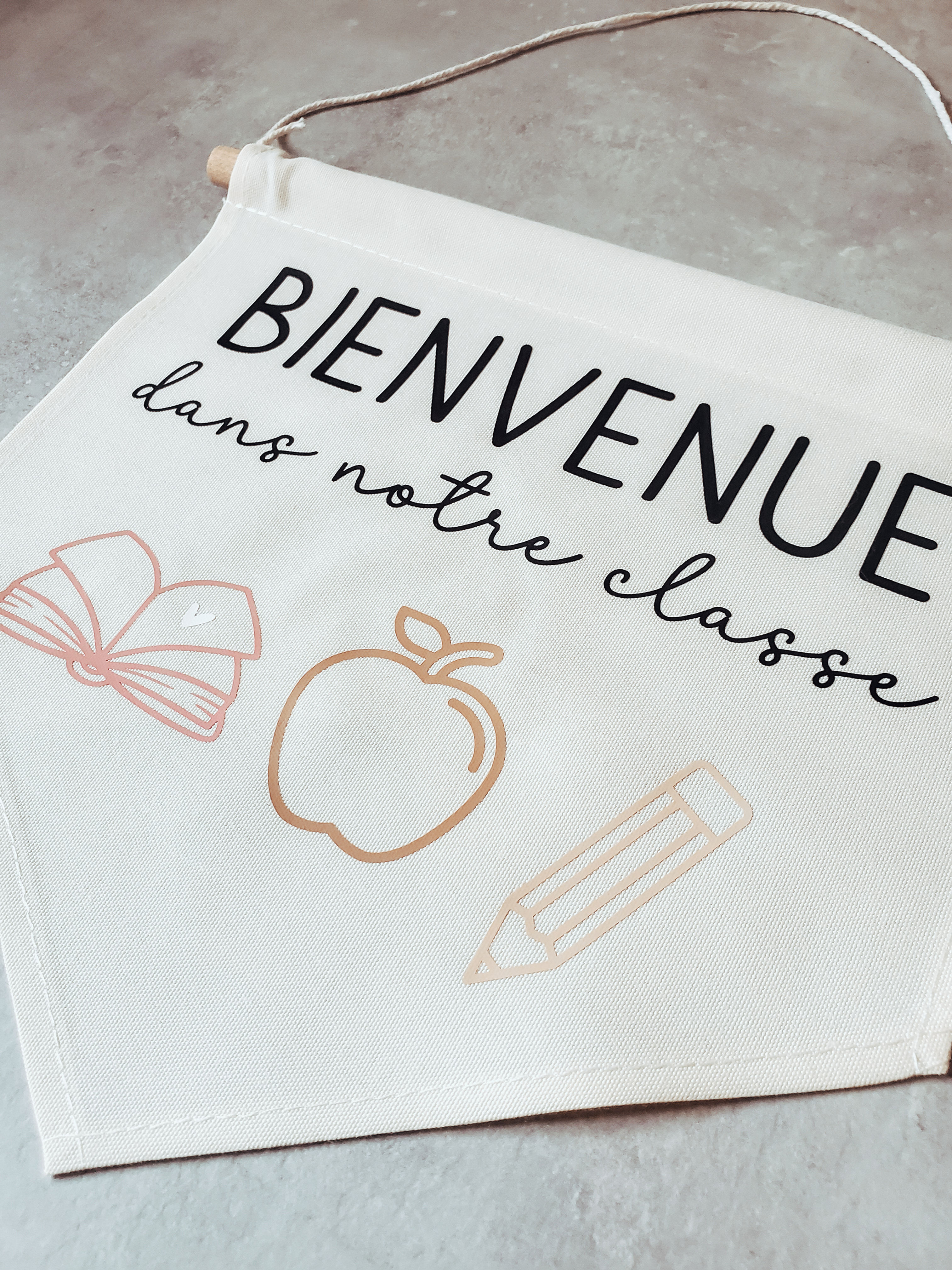 Fanion -Bienvenue dans notre classe (beige/rose)