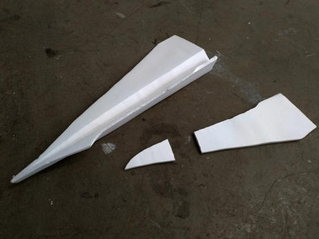 "Ça vole pas haut", avions en porcelaine, pièces uniques, 30 x 17 x 3 cm chaque environ, 2019, Marie Havel.