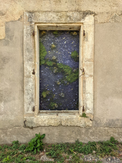 "Débordements", en duo avec Clément Philippe pour Horizons d'Eaux #5, juin - octobre 2021. Interventions duo sur la façade de la Maison Bonnal, Le Somail.