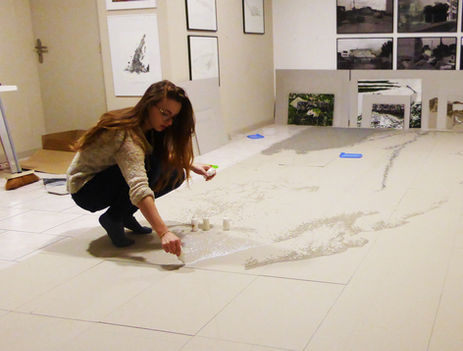 Vue d'atelier, résidence recherche et création, Opalia X Helenis GGL, Castelnau-le-Lez, avec Clément Philippe, 2019-2020. Ici, réalisation en cours de "Le Ravin du Loup, 42", dessins aux flocages de modélisme sur cartons-gris, 240 x 720 cm, pour l'exposition "Le Bal des Survivances" au FRAC OM. Marie Havel