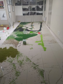 Vue d'atelier, résidence recherche et création, Opalia X Helenis GGL, Castelnau-le-Lez, avec Clément Philippe, 2019-2020. Ici, réalisation en cours de "Le Ravin du Loup, 42", dessins aux flocages de modélisme sur cartons-gris, 240 x 720 cm, pour l'exposition "Le Bal des Survivances" au FRAC OM. Marie Havel