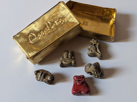 "Rien ne se perd - Osselets", jeu d'osselets (Jojos en plastique peints, vernis mat et brillant) sous boîte en laiton gaufrée 5x10x3 cm, 2023, Marie Havel. Oeuvre co-produite par l'Association du Musée de Vassogne.
