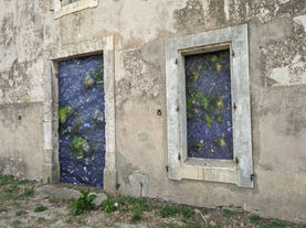 "Débordements", en duo avec Clément Philippe pour Horizons d'Eaux #5, juin - octobre 2021. Interventions duo sur la façade de la Maison Bonnal, Le Somail.