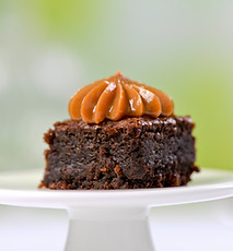 Brownies luxueux au chocolat noir 70%, disponibles en paquets individuels ou en mini kit de 30 petites pièces, chacune surm