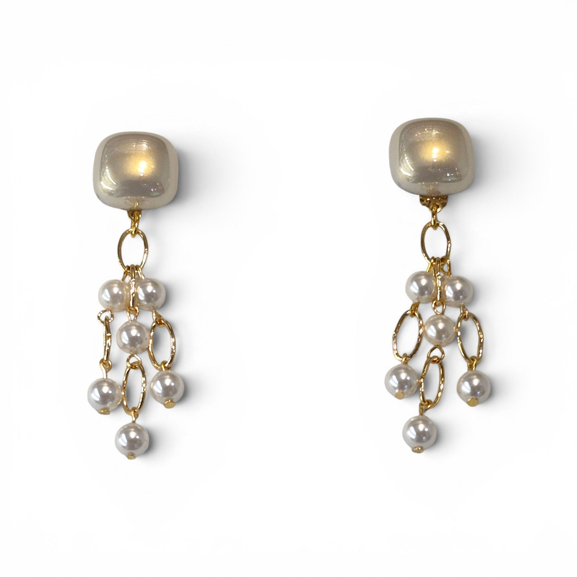 Boucles d'oreilles clip dorées avec perles nacrées pendantes, création artisanale Maison Fitzgerald fabriquée à la main en Fr