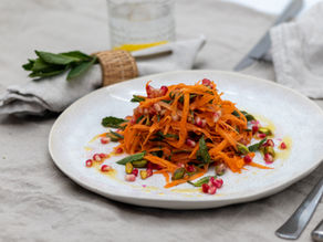 Wortel salade met granaat-appel, pistache en munt