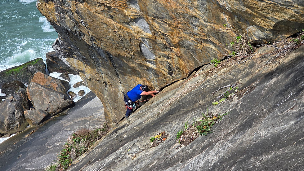 Tonico Magalhães no incrível diedro na "Poder Paralelo" (D1 3º IVsup E1 - 75m - Mista)
