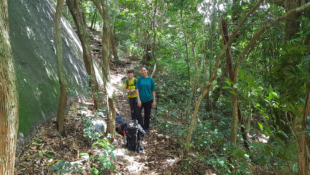 João Pedro e Laura na base das vias do início da Face Norte dos cabritos