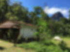 O Abrigo Cumes, com a montanha Mãe D'Água ao fundo