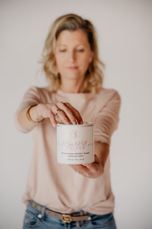 Apothekerin Mag.pharm.Julia Suppan-Verdino mit Kollagenpulver in der Hand.