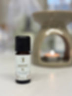 Beige Duftlampe mit Adventöl der Bärenapotheke Graz mit flackerndem Teelicht zaubert gemütliche Atmosphäre.