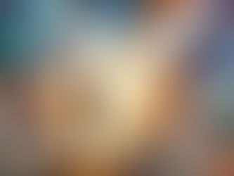 Schwere Ketten lösen sich in goldene Lichtströme auf, ein fröhliches Kind tritt hervor und wird von unendlichen himmlischen Armen umfangen, umgeben von einem schimmernden, farbigen Himmel.