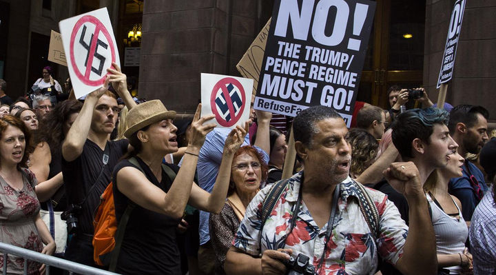 PT Solid Gold Berjangka | Kutuk Presiden dan Demo Virginia, Ribuan Orang Kepung Trump Tower!