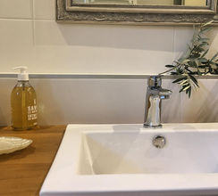 Salle de bain carrelée en carreau de ciment traditionnels de Provence. Elle est équipée d'une douche, un lavabo et un WC . Les équipements sont de qualité : Grohe, Duravit