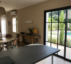 La cuisine, la salle à manger et le salon sont disposés en enfilade dans une grande pièce de 40m2
Le bar de la cuisine sur la salle à manger
mobilier chiné sur les marchés provençaux
La cuisine est toute équipée pour faire de bons petit plats comme à la maison. Lees propriétaires ont voulu mettre à disposition tout le matériel nécessaire pour mijoter de bon petits plats sans se soucier d’avoir le bon équipement. C’est la recette de vacances réussies.