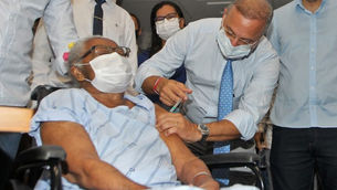 Bahia vacina mais de 2 milhões e tem queda nas solicitações de UTI para idosos acima de 70 anos.