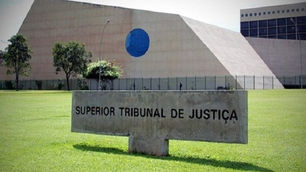STJ mantém afastamento de desembargadores baianos.