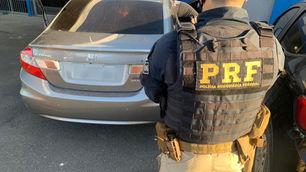 PRF prende foragido da justiça com veículo roubado e CRLV falso na Bahia.