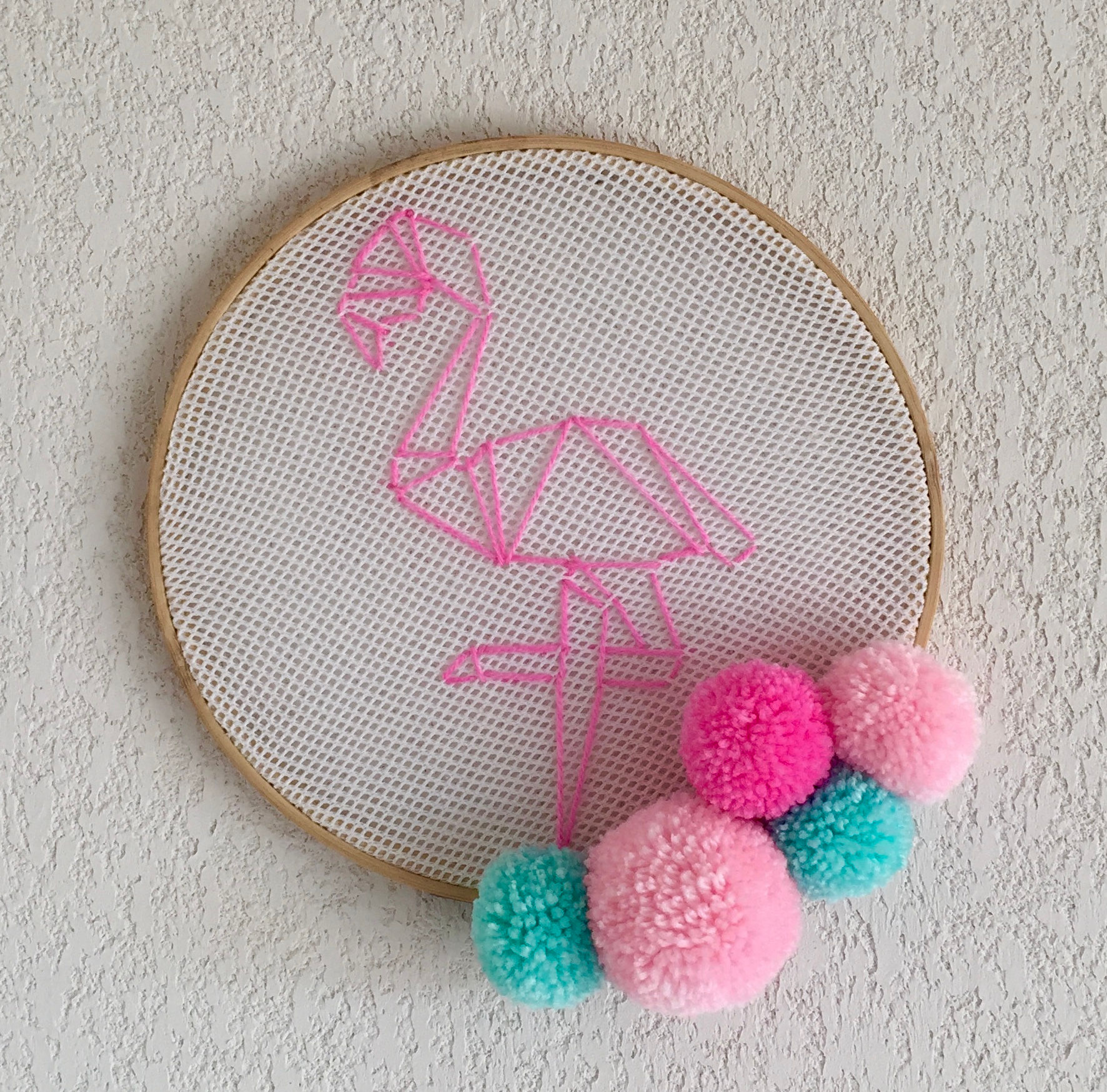 suspension murale broderie flamant rose