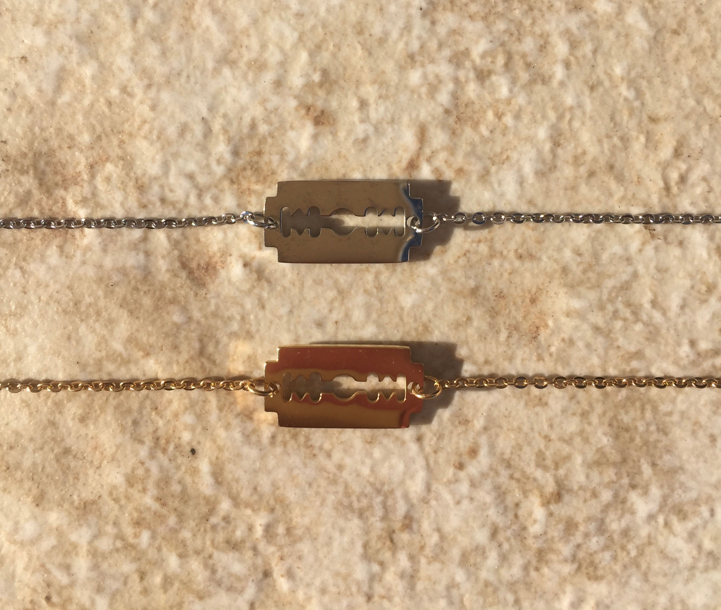 Collier ras de cou lame de rasoir doré