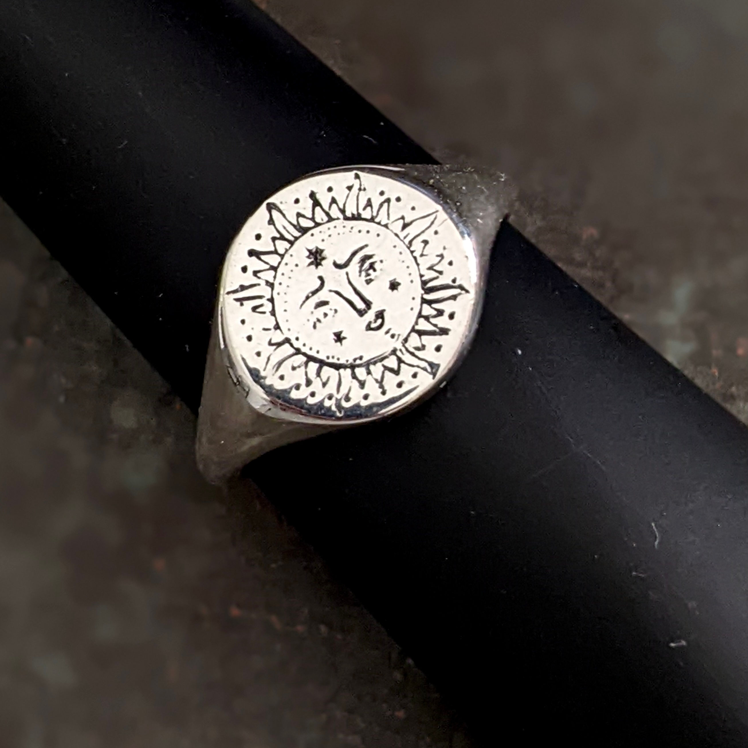 Sun Face Ring 925 Sterling Silver Round Signet Style Delicate Pattern 3.6g