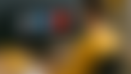 Ein fokussierter Social-Media-Manager sitzt an einem aufgeräumten Schreibtisch und betrachtet auf einem grossen Monitor die Symbole von TikTok, LinkedIn und YouTube – Symbolbild für kanalreduziertes, strategisches Arbeiten im Jahr 2026.