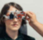 Optikerin passt eine Messbrille beim Sehtest für das Strassenverkehrsamt in Huttwil an