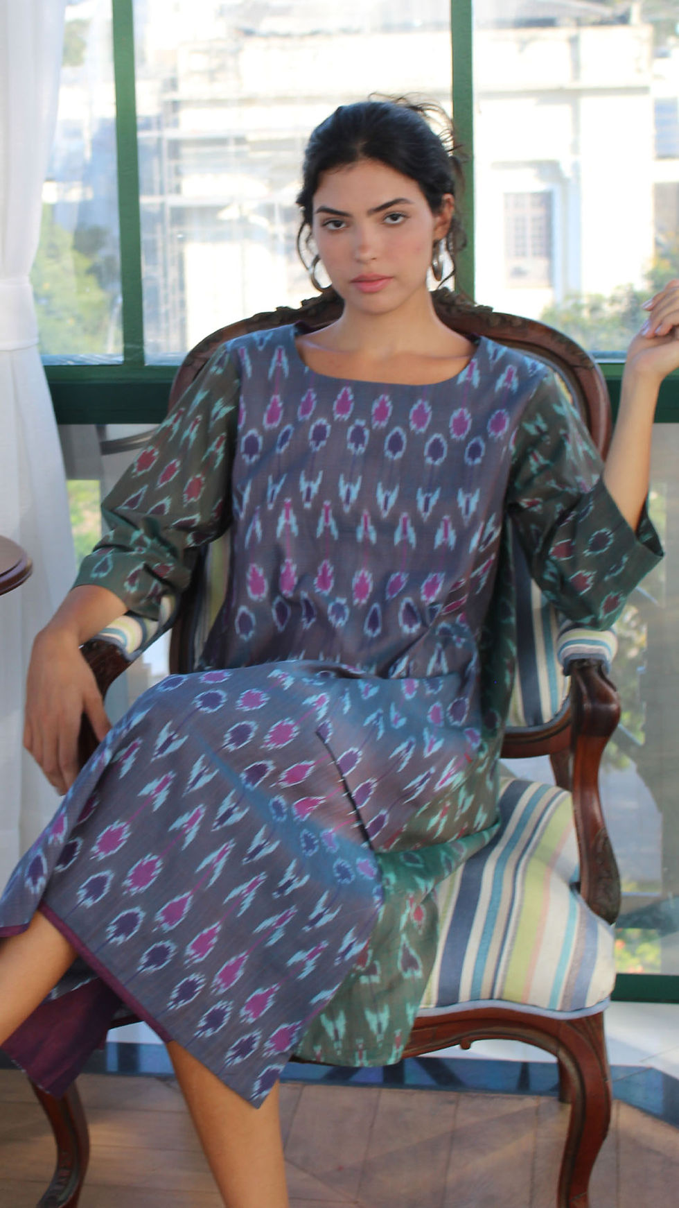 Miniatura: Vestido ikat tear manual Oksana em tons de cinza e magenta