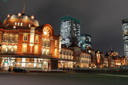 Tokyo_station_from_marunouchi_oazo.JPG