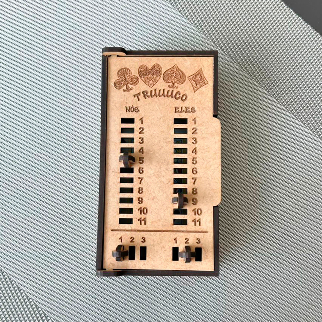Marcador de Truco em MDF com Porta Baralho
