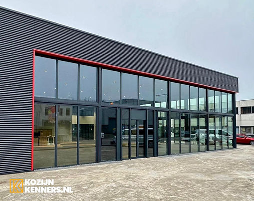 Bedrijfspand kozijnen aluminium rood