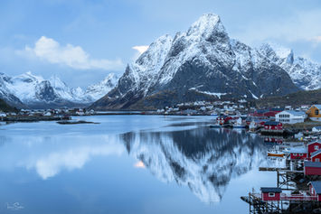 Schneebedeckte Berge spiegeln sich im Fjord in Skandinavien