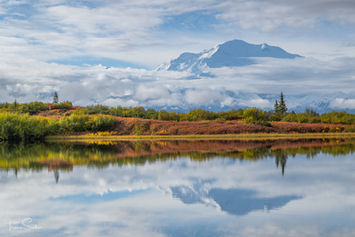 Schneebedeckter Berg in Alaska spiegelt sich im See