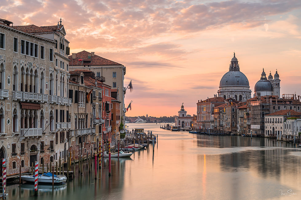 Canal Grande in Venedig vor der Basilica della Salute bei Sonnenuntergang