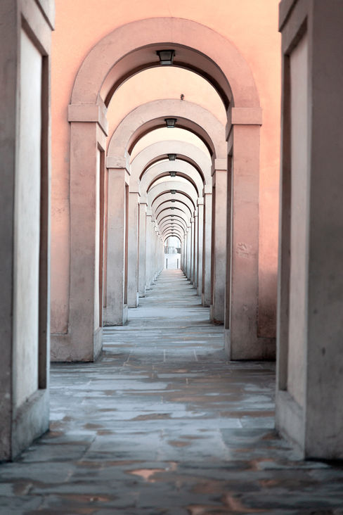 Historische Akadengalerie mit symmetrischen Rundbögen und starker Tiefenwirkung - Fine-Art-Architekturfotografie.