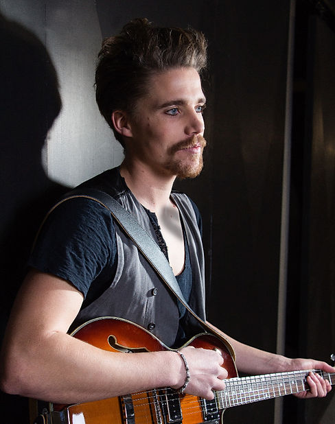 Atmosphärisches Musikerportrait mit gezielter Lichtführung und authentischer Stimmung - professionelle Fotografie Salzburg