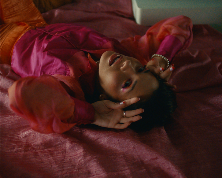 Naë - Eclair - Music Video - Naë is lying on a bed looking beautiful