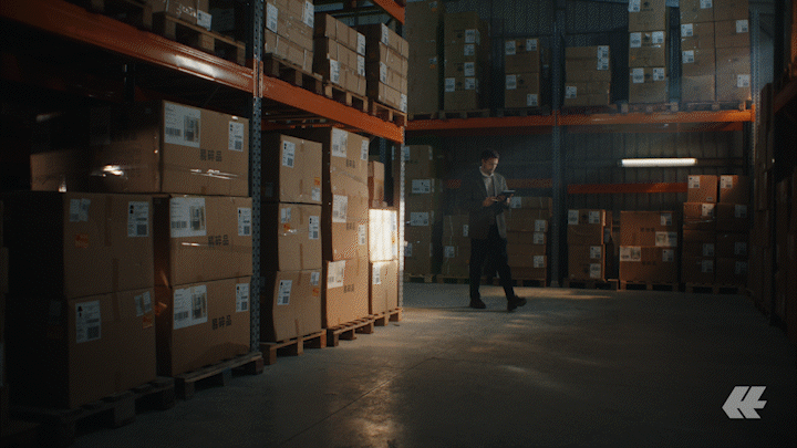 Commercial - Hapag-Lloyd - The Sun - A little girl is standing on stage with a light tube sun around her, that Hapag-Lloyd delivered.
