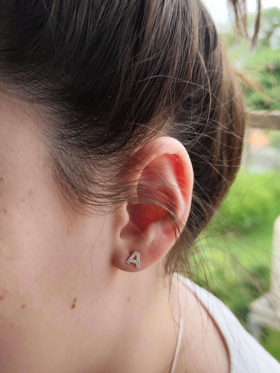 Brinco de letra cravejado 