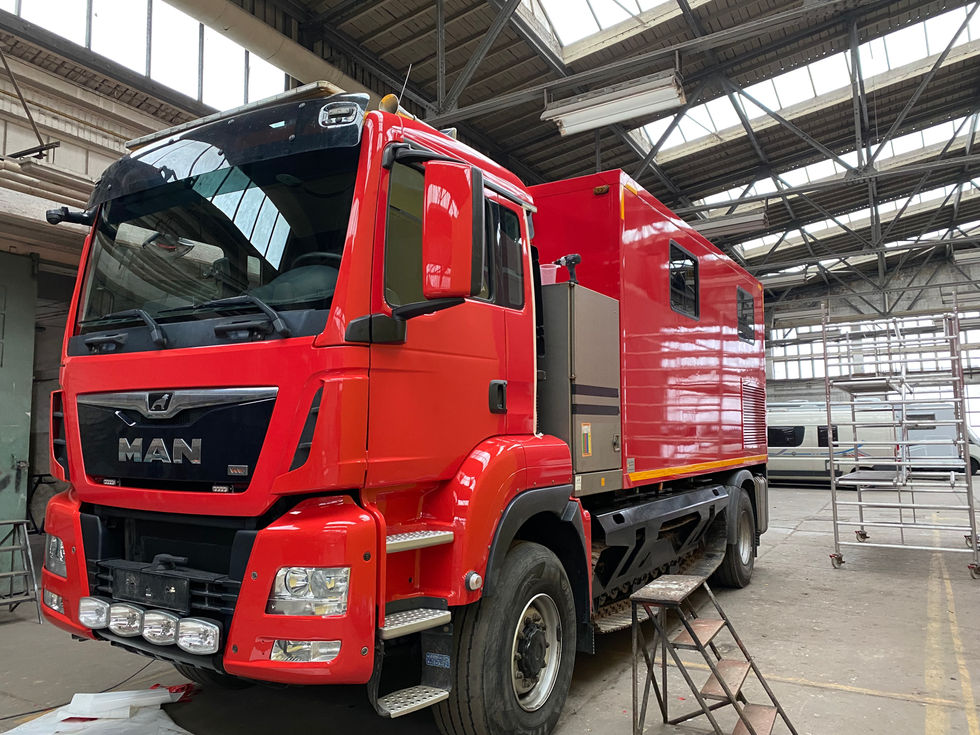 Roter LKW steht in Halle.