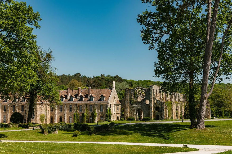 À la croisée entre Histoire, tradition et luxe : l’Abbaye des Vaux de Cernay métamorphosée en maison de campagne par Paris Society