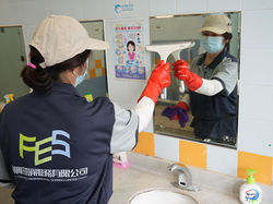 以消毒劑清抹鏡面