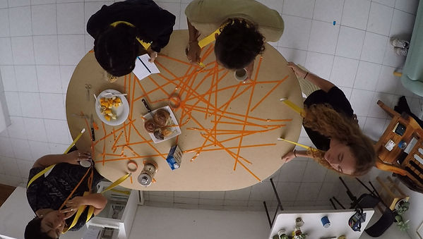 sobre mesa taller_still3.jpg