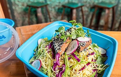 Sesame crusted tuna on a noodle salad in a square Friendlier container