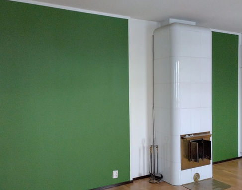 vihreä maalattu seinä ja kaakeliuuni remontti yksityiskoti